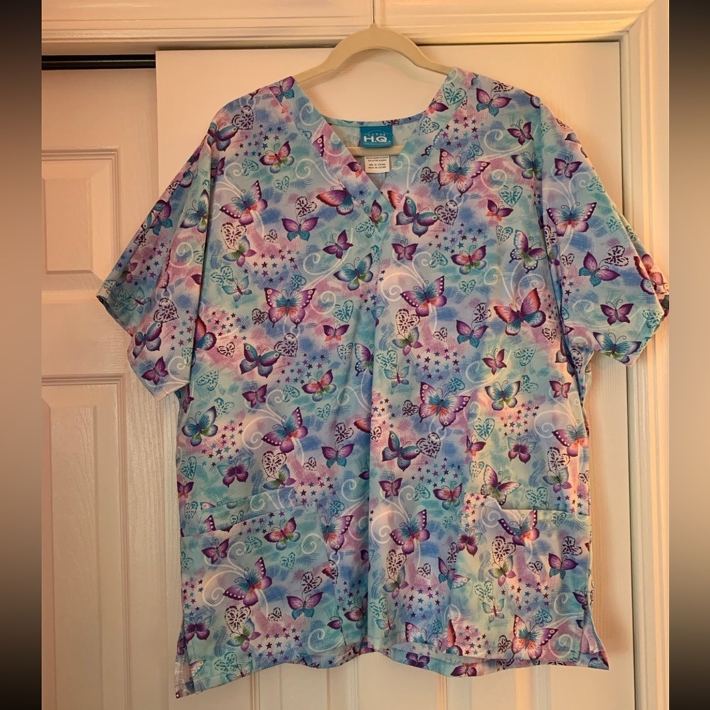 NWOT Butterfly Print Scrub Top